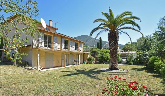 Child dog friendly villa with private swimming pool and fenced garden on the river