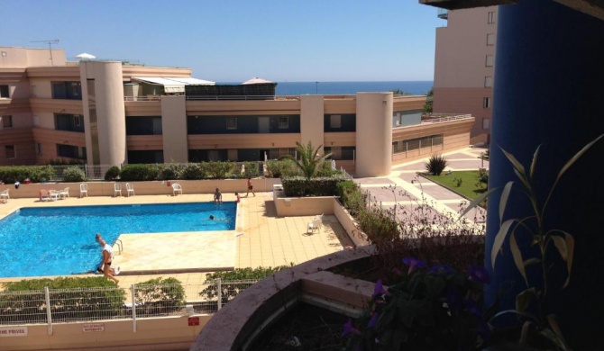 Résidence avec piscine et box, vue sur mer