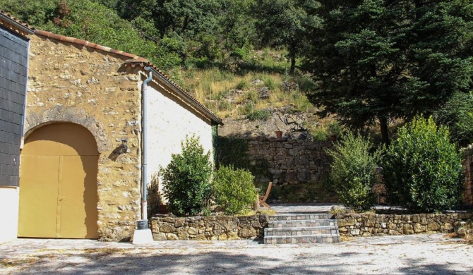 Renovated large family Mas with heated pool and diving board near Minerve