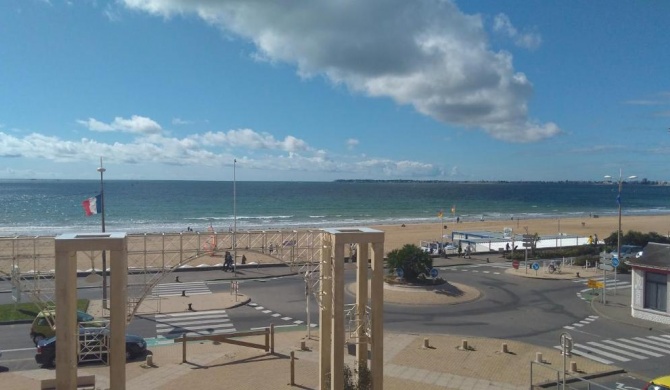 Grand studio face mer baie de la Baule avec terrasse proche Thalasso et Parking