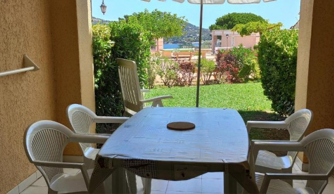 Cap Esterel T2 1ch 4-5p Rez-de-Jardin Vue Mer, Piscine, Parking et Ménage inclus, WIFI gratuit